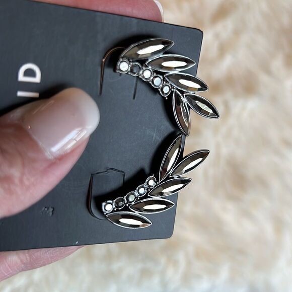 Torrid hematite gray facetted crawler earrings - Picture 4 of 6